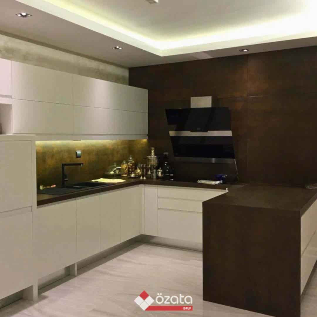 Neolith Iron Corten ile yüksek performanslı sinterlenmiş yüzeylerde oksitlenmiş çelik görünümünü yakalayın. Dayanıklılığı ve bakım kolaylığı ile zamansız bir estetik sunuyoruz. İç mekan tezgahlarından dış cephe kaplamalarına kadar her projeye uygun, doğan