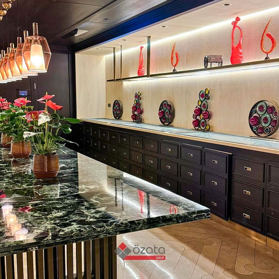 Taksim Divan Otel, Özata Grup’un özel tasarımlarıyla şıklık buluyor! Verde Genova, Verde Fantastico ve Trevertino Bosierdato ile doğanın estetiği ve modernliği birleşiyor. Bu tasarımlar, her yemeği sanat eserine dönüştürerek oteli zenginleştiriyor. Özata 