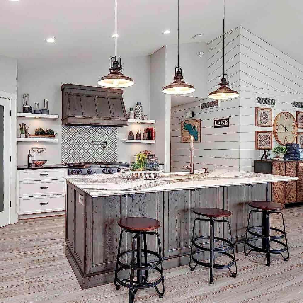 Beyaz, ahsap ve mat siyahla olusturulan bu şık mutfağın tezgahlarinda kullanılan #cambria uygulaması