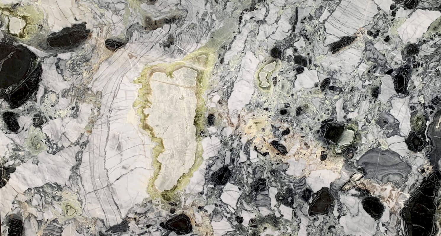 Amazonia mermeri, beyaz, gri ve siyah tonların yeşilin eşsiz desenleriyle buluştuğu doğal bir taştır. Yüksek estetik değeriyle öne çıkan bu mermer, çeşitli cephe kaplamaları ve dekoratif projeler için ideal bir seçimdir