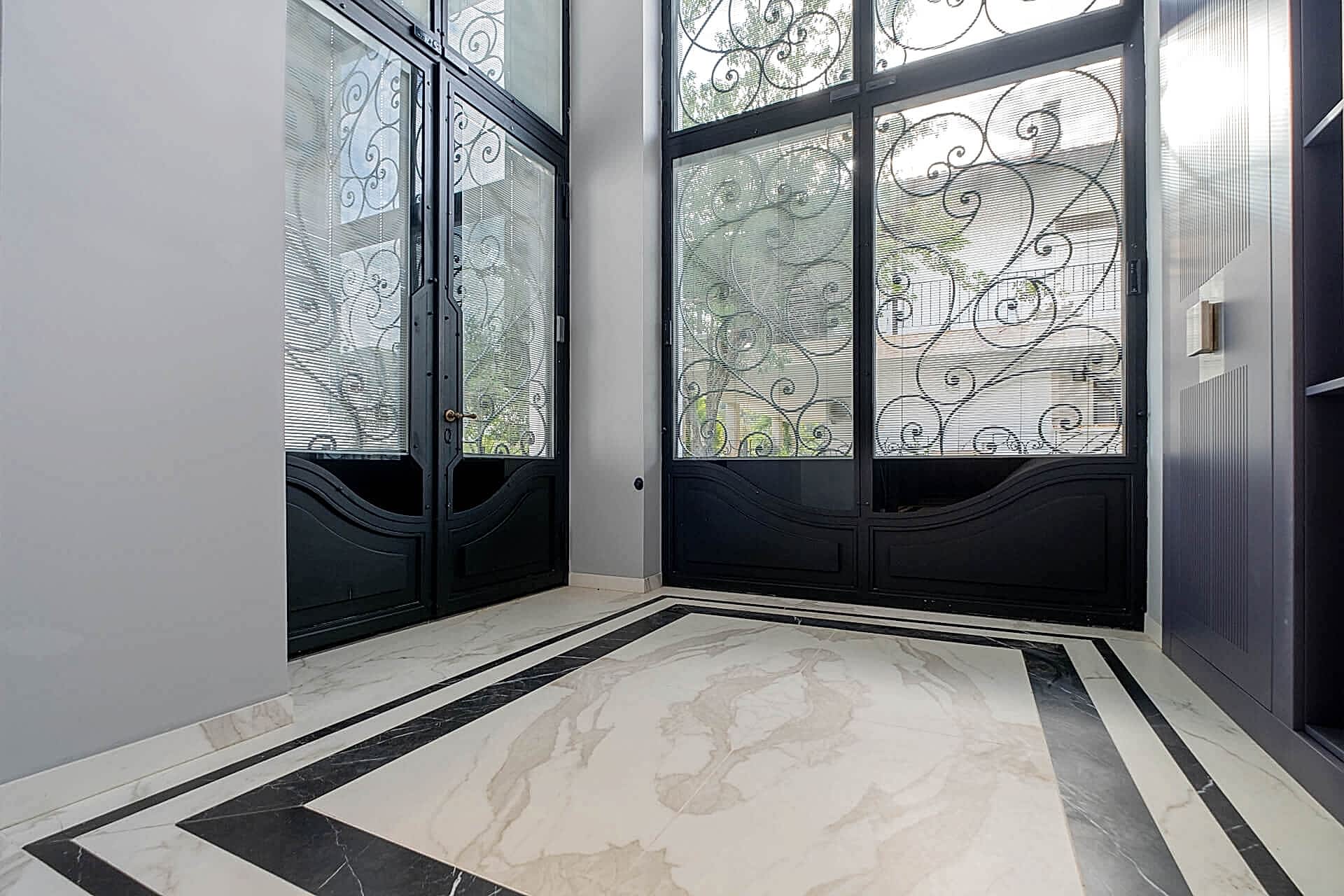 Siyah Çerçeveler, Beyaz Döşemeler